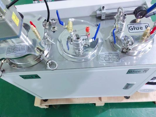 Machine à coller pour le dosage précis de mélange de matériaux à deux composants