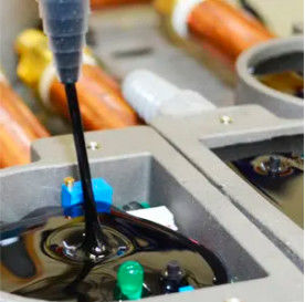 Dispensateur de colle liquide pour machine à mettre en pot de colle entièrement automatique