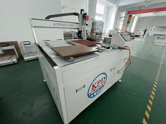 Équipement de coulée pour le collage du PCBA dans une ligne de production SMT