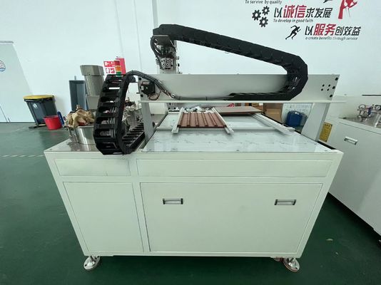 Machine à résine époxy pour l'application de dôme dans la production d'autocollants d'étiquettes 3D
