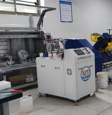 Machine à mélanger et à doser à deux composants