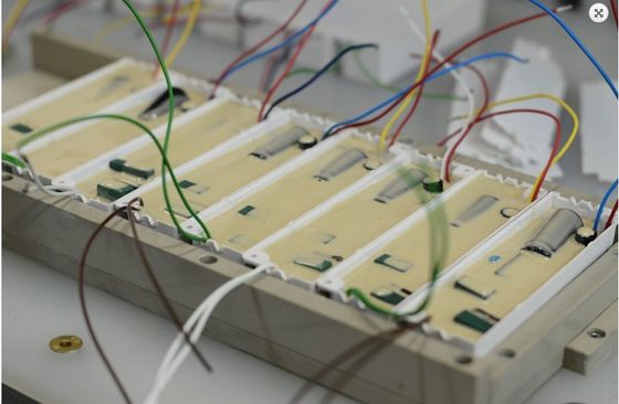 Appareil de pompage pour la distribution automatique sous vide des composants du noyau époxy