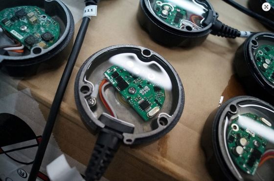 Appareil de pompage pour la distribution automatique sous vide des composants du noyau époxy