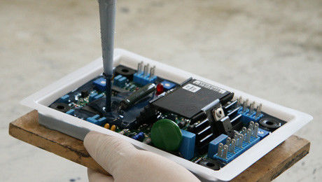 Machine de mélange et de mise en pot pour les accoudoirs électroniques