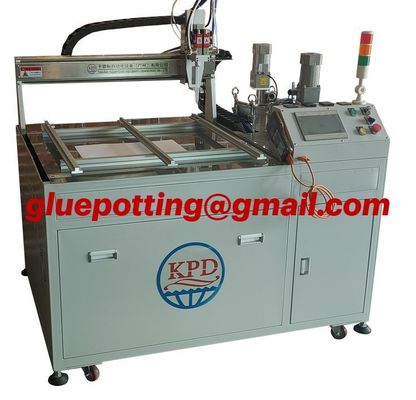 La machine automatique de remplissage de résine époxy et la machine de mélange de résine fonctionnent en tandem pour fournir un remplissage et un mélange efficaces de la résine
